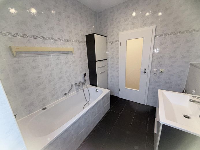 Frisch sanierte 2-Raum-Wohnung mit Einbauküche, Bad mit Wanne,  & Carport-Stellplatz – Badezimmer