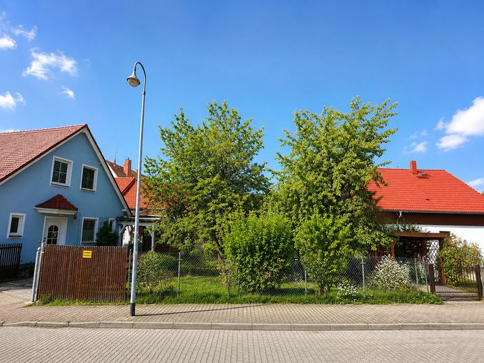 Земельный участок под застройку в престижном месте Брандиса – Ansicht von der Straße aus