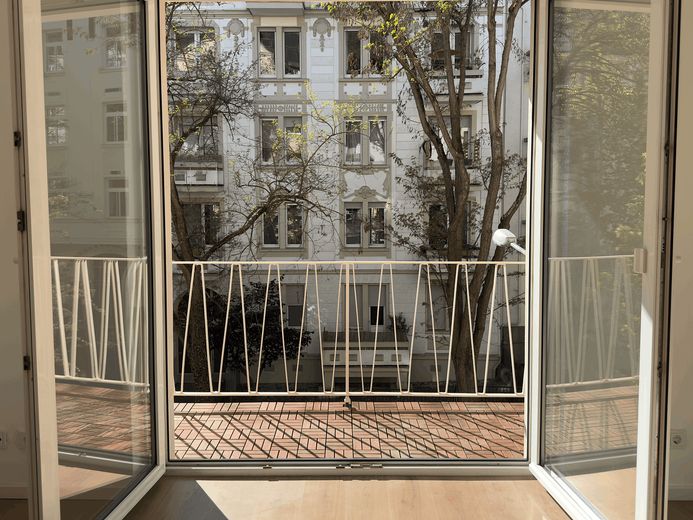 Şairler Mahallesi’nde ilk oturum: Komple yenileme sonrası şık 2 odalı daire – Balkon Wohnzimmer