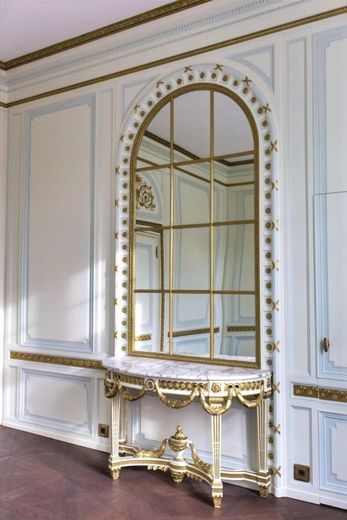 Großzügige Etagenwohnung mit repräsentativem Flair - Stilvolles Wohnen in historischer Villa – Wandbuffet