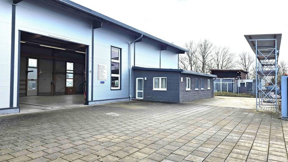 Commercial hall - available to lease in Neu-Ulm/Burlafingen - with hall crane, shelving, kitchen etc. – Außenansicht 2