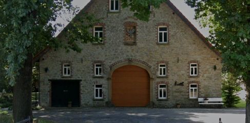 Gebäude mit el. Sektionaltor