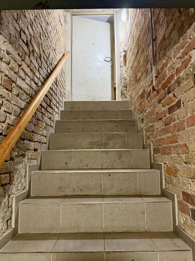 Provisionsfrei: 89m² Altbau am Helmholzplatz, Balkon, bezugsfrei – Keller