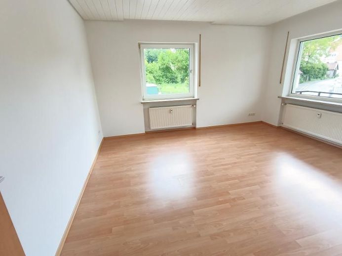 2 Zi. EG Wohnung mit Balkon – Wohnzimmer mit Zugang zum Balkon Bild 1