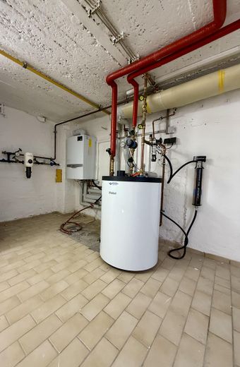 منزل شبه منفصل مُجدّد بحديقة – 100 م² مساحة سكنية، مرآب في تسيرندورف – Heizungstechnik im Keller