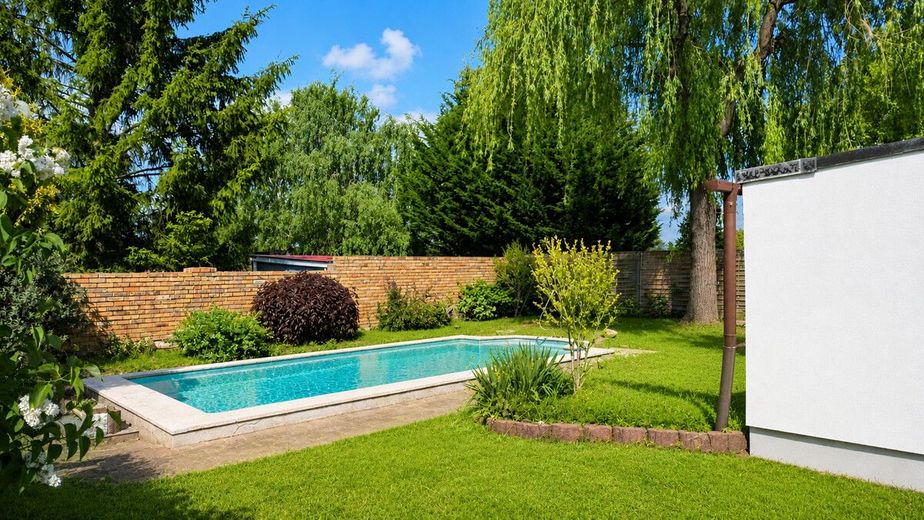 PROVISIONSFREI | Zweifamilienhaus mit Gewerbeeinheit, großem Grundstück und Pool – und wenn du dann ein Abkühlung brauchst