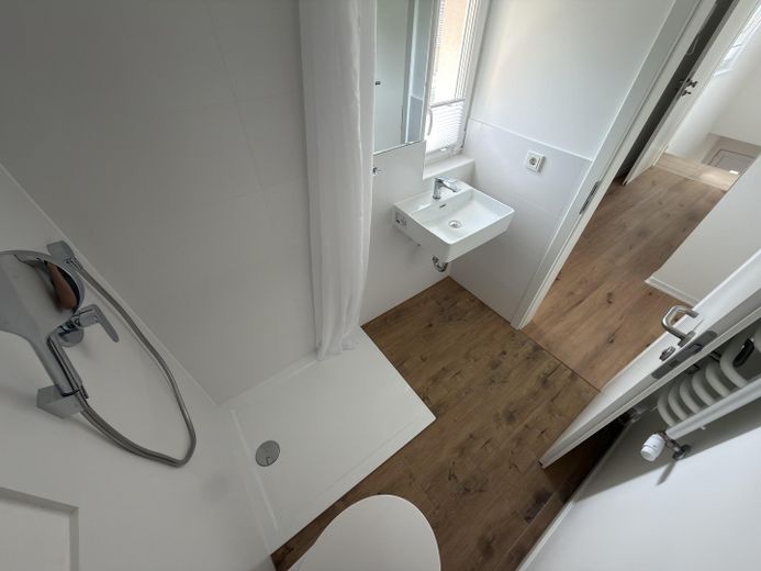 Kernsaniertes ZFH – 2 vermietbare Whg., Energieklasse A, 1.450 € Sollmiete – OG Bad 
