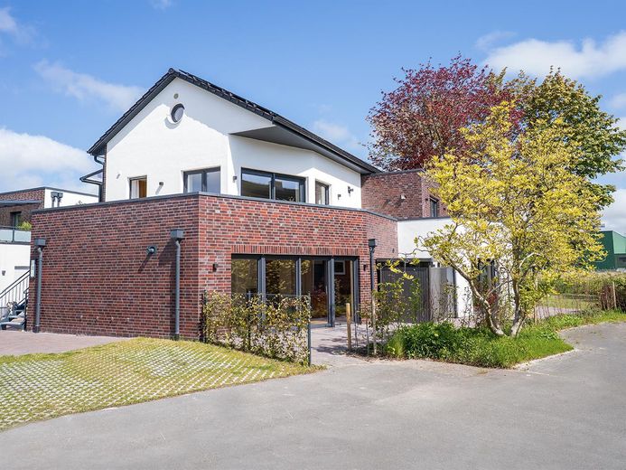 Von vorne mit PKW-Stellplatz