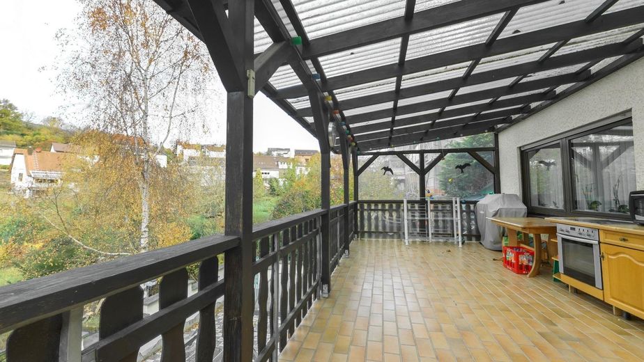 Groot een- tot tweegeneratiehuis met balkon, terras en garage – Balkon Erdgeschoss