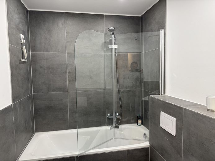 Stilvolles Wohnen auf Zeit hochwertig möblierte Wohnung, ruhig, modern & in Top-Lage, all-inclusive – Badewanne / Dusche