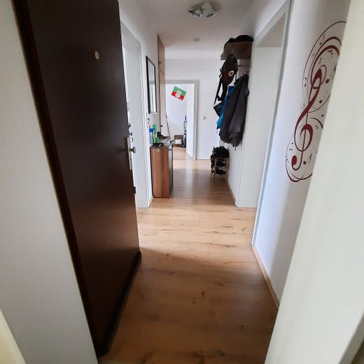 Hermoso y tranquilo piso de 3 habitaciones con balcón en Afferde – Flur