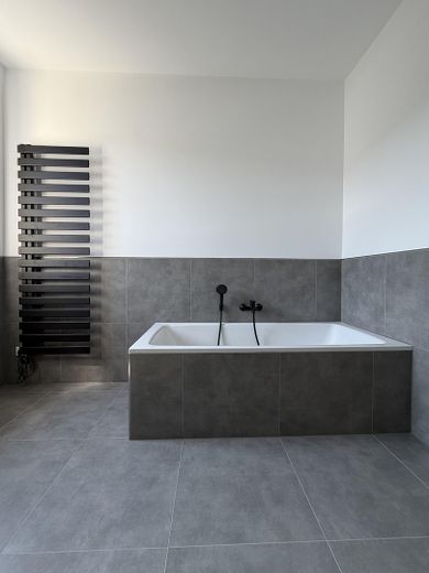 سكن أول حصري - شقة قديمة أنيقة 4 غرف في موقع مركزي – Badezimmer (Tageslicht)