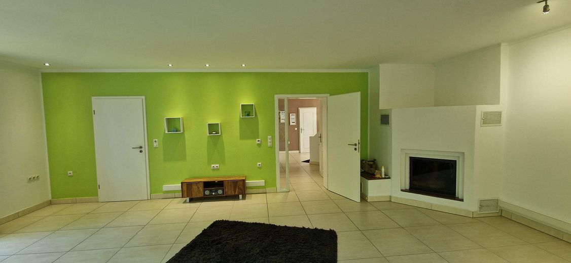 EFH / großer Hausteil mit EBK, Kamin, 2 Terrassen und traumhaftem Garten in direkter Seenähe 🌊 – Wohnzimmer mit Kamin