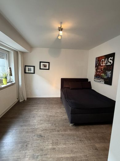 Limited until 31.01.2027 – Beautiful 1-room basement apartment with separate kitchen – Wohn-/Schlafbereich 
