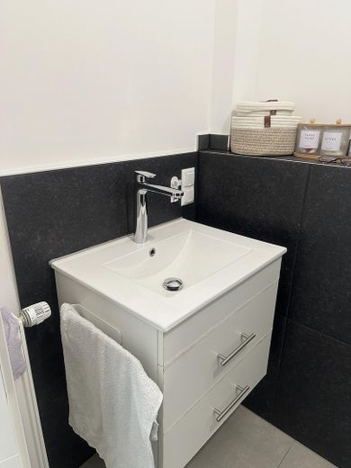 Moderne 2 Zimmer im kernsanierten Altbau – Waschtisch