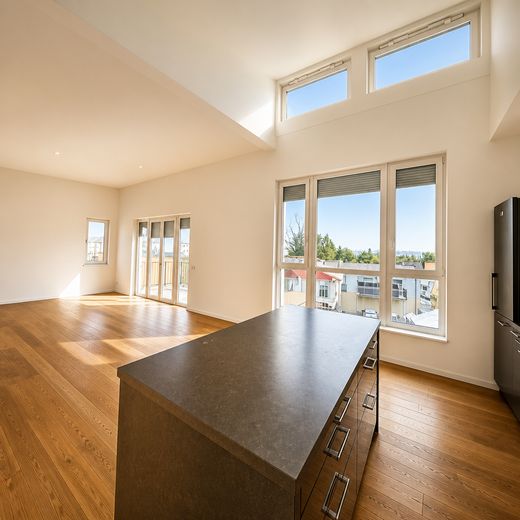 Haus im Haus großzügige 156 m² 4 Zimmer Penthousewohnung mit Aufzug, Süd Balkon, nahe Berlin – Küche mit Blick ins Wohnzimmer