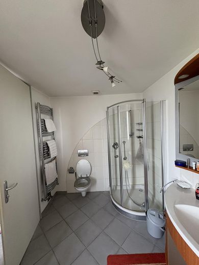 Krailling: Großzügiges Reihenmittelhaus + Garage (optional) – Bad