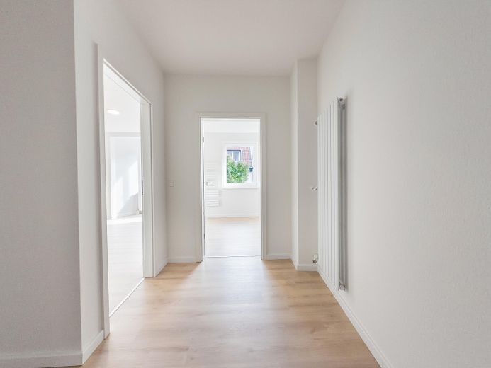 Blick auf die Andreaskirche – sanierte 3-Zimmer-Wohnung, Hildesheim Altstadt – Flur mit Blick auf WZ + Küche