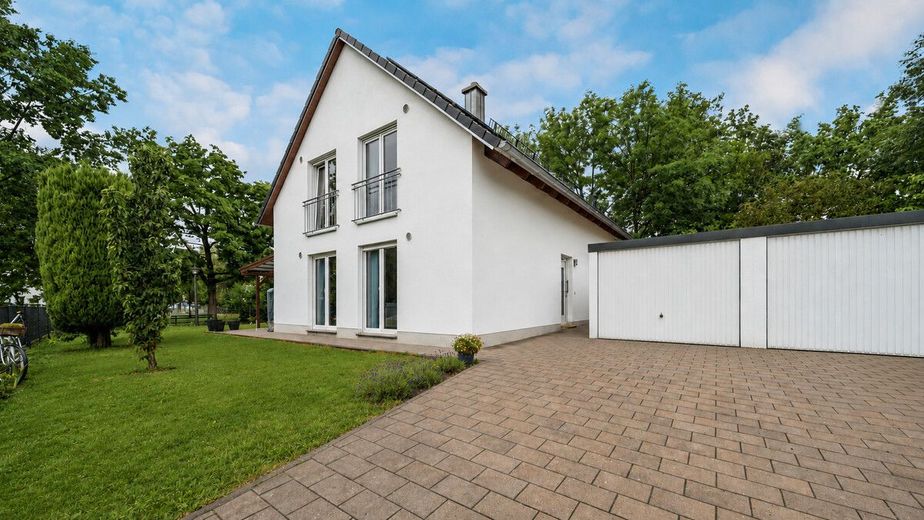Energieeffizientes Familienhaus in Langenpreising mit großem Grundstück, Doppelgarage und PV-Anlage – Hausansicht