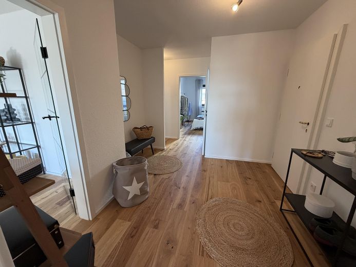 Sofort Einziehen! Frisch renovierte 3,5 Zimmer Wohnung mit Balkon und Garage – Flur - Originalbild 