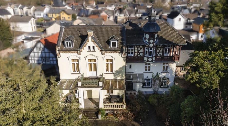 Villa histórica con vistas al Rin, edificio anexo y garaje – Luftaufnahme 