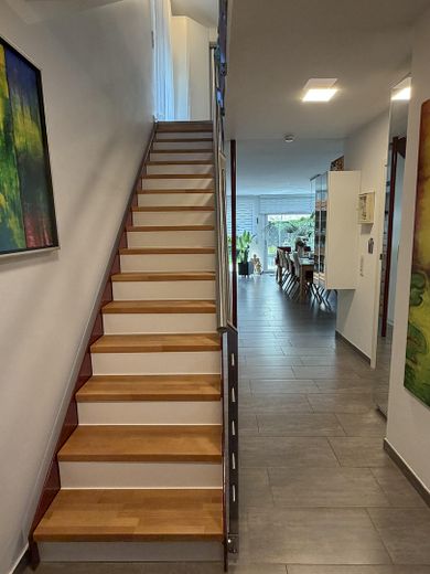 Maison individuelle économe en énergie avec jardin orienté au sud, cheminée, cuisine haut de gamme et garage double – Eingangsbereich
