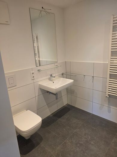 Erstbezug: Moderne Obergeschosswohnung mit Balkon sowie energieeffizientem Wohnkomfort – Duschbad