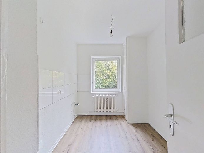 JETZT EINZIEHEN UND 1 KALTMIETE SPAREN: Helle 3-Zimmer-Wohnung mit BALKON und WANNENBAD – Ansicht I: Küche