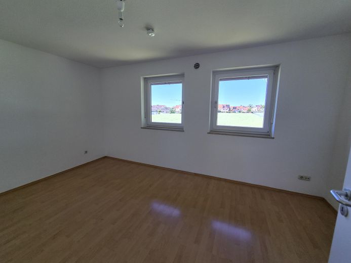 Zweizimmerwohnung in bester Lage in Hallbergmoos – Schlaf- und Arbeitszimmer