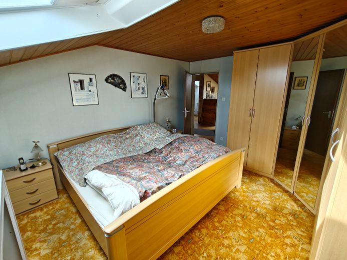 منزل شبه منفصل مُعتنى به في موقع مركزي – Schlafzimmer OG
