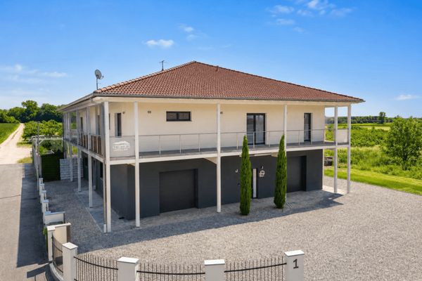 Exklusive Wohn- und Gewerbeimmobilie mit Pool & PV-Anlage