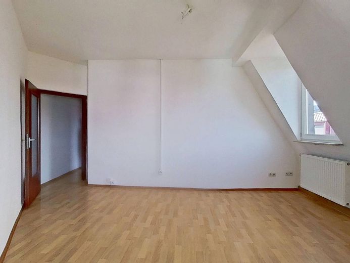 3-Zimmer-Dachgeschosswohnung mit Nürnberg-Sündersbühl – Ansicht II: Wohn- und Esszimm…