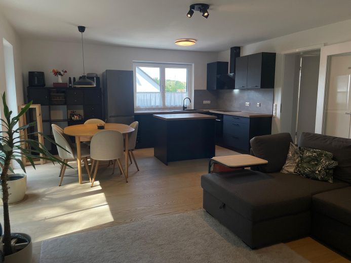 Design trifft Nachhaltigkeit: Exklusive 3-Zimmer-Neubauwohnung mit Kochinsel & PV-Anlage – Wohnbereich 