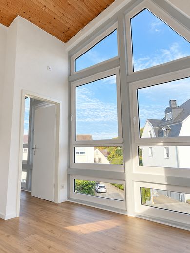 3 habitaciones, balcón y vistas al castillo: vivienda de alta calidad completamente renovada en Königstein – Fensterfront Zimmer 2