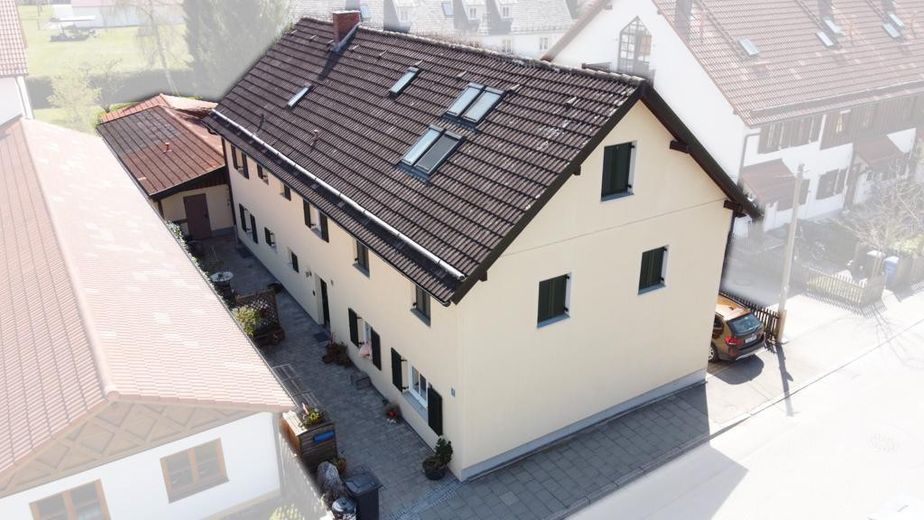 2-Zi. Gartenwohnung + Nebengebäude (vermietet) v. Privat o. Provision – Hausansicht Straßenseite