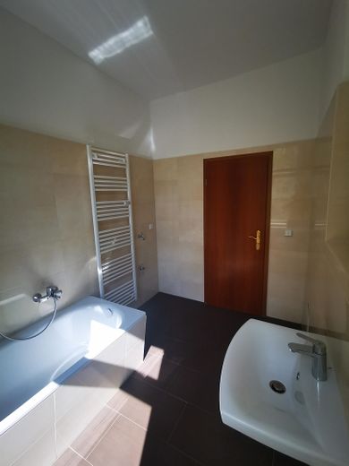 Sehr schöne helle 4-Zimmer-Wohnung unweit des Schellheimer Platzes – an der Stelle des Heizkörpers