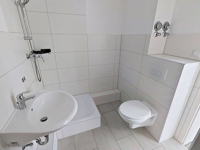 **Bis zu 3 NKM FREI** Charmante 3-Zimmer-Erdgeschosswohnung mit LOGGIA und EBK – Ansicht II: Badezimmer