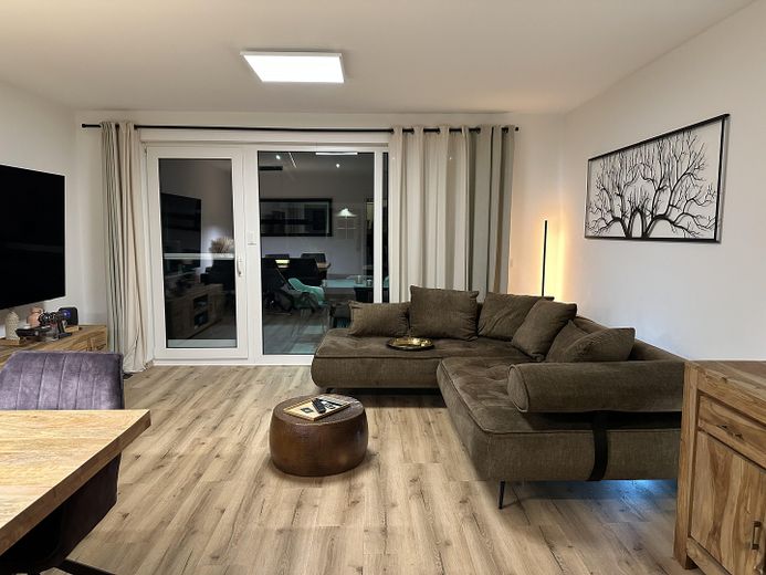 Wohn-/Esszimmer (1/4)