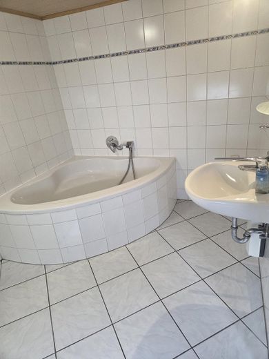 شقة في الطابق الأرضي مع تراس كبير في منزل يضم ثلاث وحدات سكنية في رونّبيك – Badezimmer