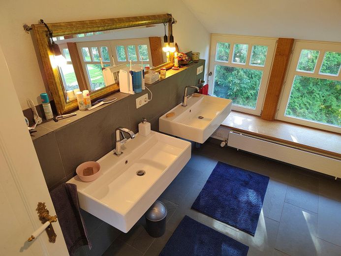 Kernsaniertes Bauerhaus unter Reet auf naturnahem Grundstück in Feldrandlage – Badezimmer OG