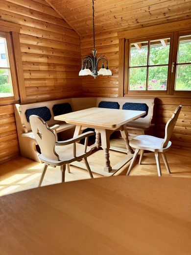 Esszimmer mit Möbeln