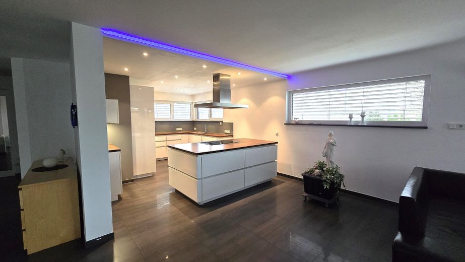 offene Küche mit Kochinsel