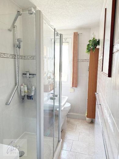 ***AB SOFORT ZU VERKAUFEN --SEHR GEPFLEGTE 3-RAUMWOHNUNG--*** mit Tageslichtbad und Dusche in einer sehr gepflegter Wohneigentumsanlage – Tageslichtbad mit Dusche, WC, Waschtisch und Waschmaschienenstellplatz (Verkauf ohne Inventar)
