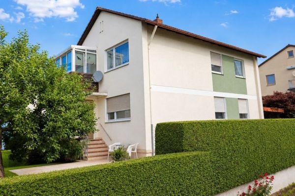 Posizione eccellente a Weiden Ost! Attraente casa unifamiliare o bifamiliare con garage e veranda