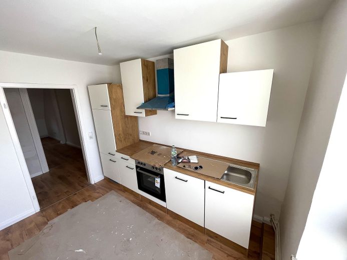 Hell, sehr zentral und mit Einbauküche: freundliche 3-Zimmer-Wohnung in Flensburg – Küche