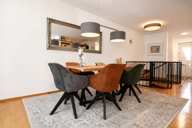 Süße Maisonette, eigener Eingang, mit Gärtchen und 2 Stellplätzen – Essbereich
