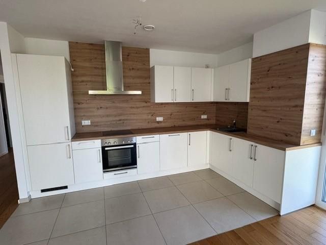 ¡Apartamento de 4 habitaciones con cocina americana y gran balcón! ¡Moderno, cómodo y excelentemente comunicado! – Küchenzeile 