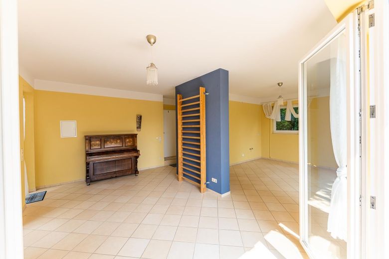 Vivir con vistas panorámicas – Casa bifamiliar bien cuidada con jardín meridional de estilo parque y vistas panorámicas – EG Einliegerwohnung