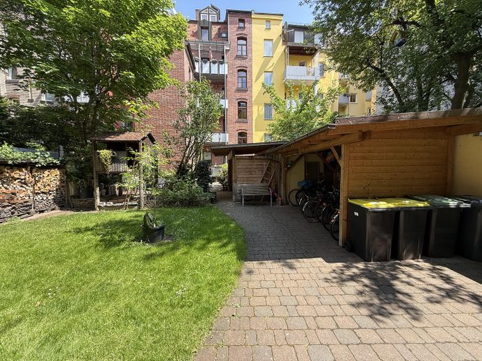 Immediate occupancy available: beautiful, renovated 3-room apartment in a great location! – Schöner, ruhiger Innenhof
