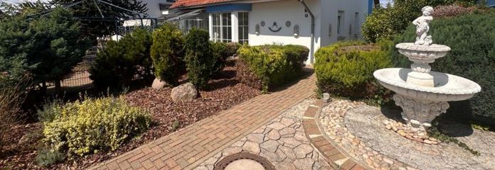 Einfamilienhaus mit Pool und zwei Garagen